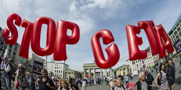 Aufgeblasene Buchstaben bilden „Stop Ceta“, gehalten von Demonstranten vor dem Brandenburger Tor