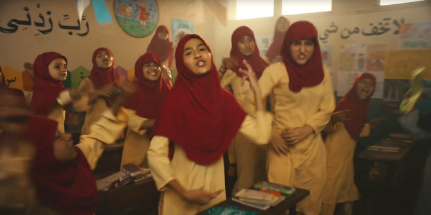Eine Schulklasse von Mädchen mit Hijab tanzt
