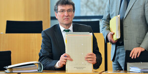 Dieter Lauinger ordnet Papiere im Gerichtssaal