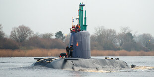 Das U-Boot „Rahav“ der israelischen Marine fährt bei Rendsburg durch den Nord-Ostsee-Kanal.