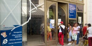 Menschen stehen vor einem Internetladen in Havanna