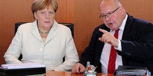Kanzlerin Merkel und Kanzleramtschef Altmaier sitzen nebeneinander