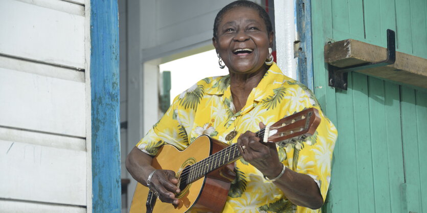 Eine Musikerin mit Gitarre