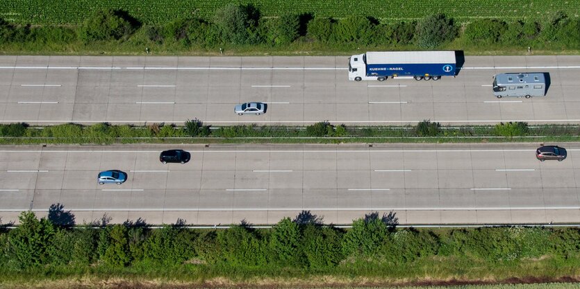 Autos und Lkw fahren über einen von oben fotografierten Abschnitt der Autobahn