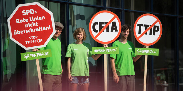 Anti-Ceta-Aktivisten mit Schildern vor dem Bundeskanzleramt