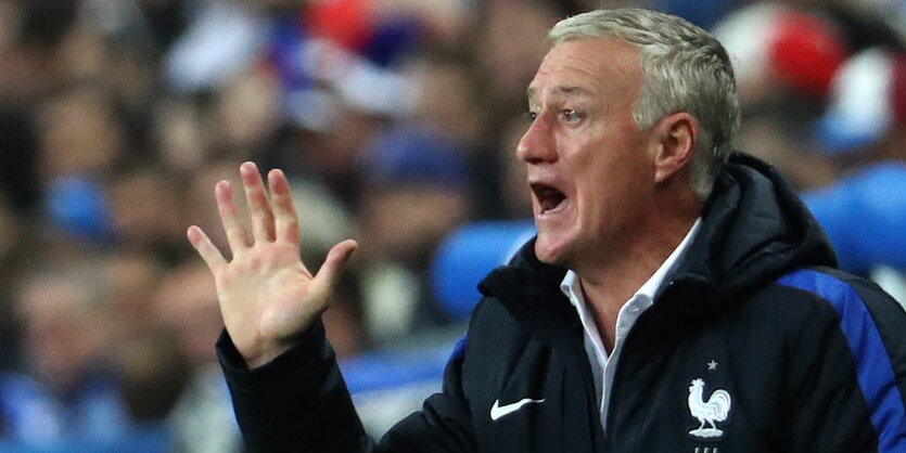 Frankreichs Trainer Didier Deschamps ruft etwas und winkt mit der Hand