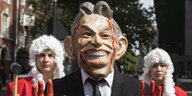 Ein Demonstrant mit blutiger Tony-Blair-Maske