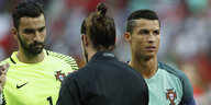 Rui Patricio, Gareth Bale und Cristiano Ronaldo klatschen vor dem Spiel ab