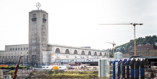 Der Stuttgarter Hauptbahnhof mit Baukran