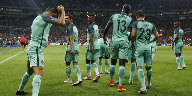 Ronaldo jubelt über sein Tor, rechts stehen seine Mitspieler