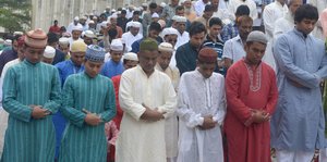 Muslimische Männer beim gemeinsamen Gebet
