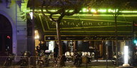 Das beleuchtete Café Bataclan von außen besehen