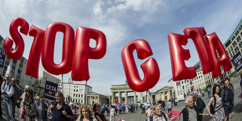 Rote Ballons bilden die Worte Stop Ceta