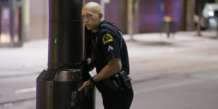 Bewaffneter Polizist