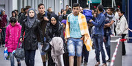 Flüchtlinge auf einem Bahnsteig