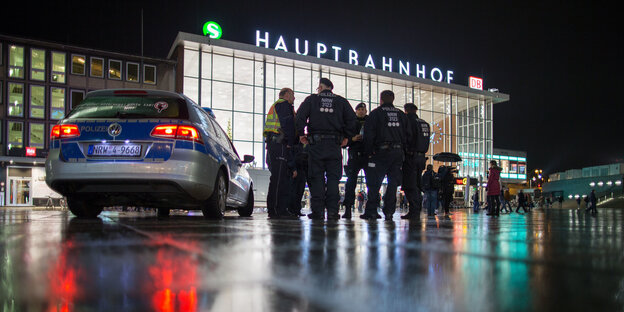 Polizisten am Kölner Hauptbahnhof im Januar 2016