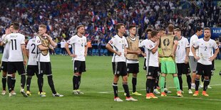 Müller und Schweinsteiger mit gesenkten Köpfen nach dem Ausscheiden