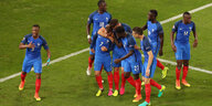 Französische Spieler freuen sich nach einem Tor