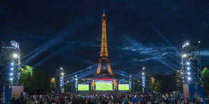 Die französische Fanmeile vor dem Eiffelturm
