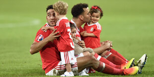 James Chester und Hal Robson-Kanu von Wales mit ihren Töchtern auf dem Spielfeld