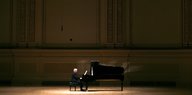 Der Dirigent Daniel Barenboim sitzt 2007 am Klavier in der Carnegie Hall in New York