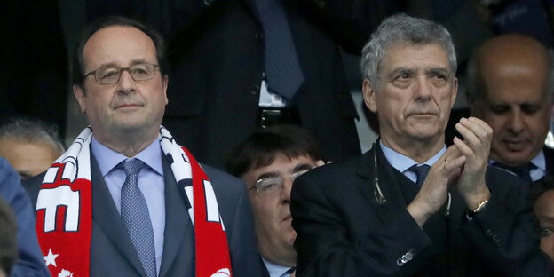 Ángel Maria Villar (rechts) klatscht, neben ihm steht Frankreichs Präsident Francois Hollande