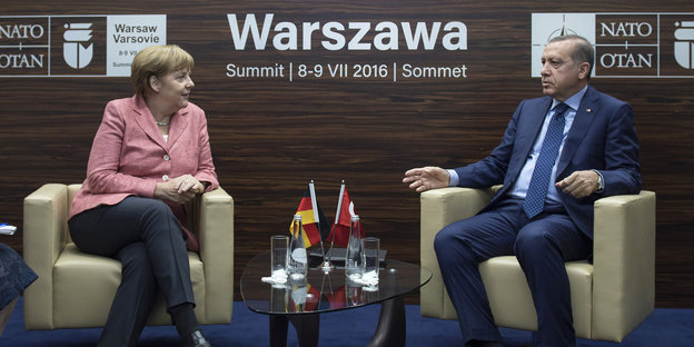 Angela Merkel und Recep Tayyip Erdogan sitzen in Sesseln