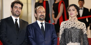 Die Schauspieler Shahab Hosseini und Taraneh Alidosti mit Ashgar Farhadi (Mitte) in Cannes