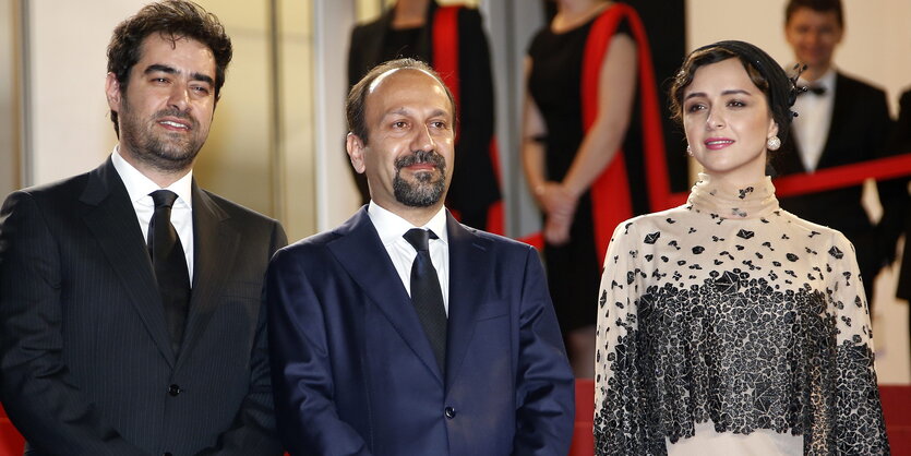 Die Schauspieler Shahab Hosseini und Taraneh Alidosti mit Ashgar Farhadi (Mitte) in Cannes