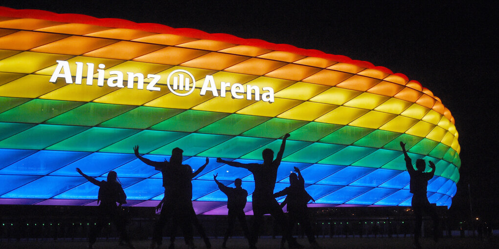 Einige Leute vor dem Station in Regenbogenfarben