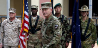 Eine Gruppe US-Soldaten mit einer US-Flagge