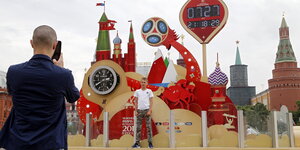 Diese Uhr in der Nähe des Kreml zählt die Tage bis zum Beginn der WM in Russland.