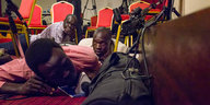 Journalisten liegen im Präsidentenpalast auf dem Boden