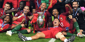 Portugiesen feiern mit dem EM-Pokal