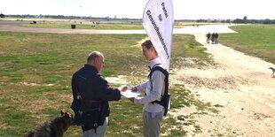 Unterschriftensammler auf dem Tempelhofer Feld