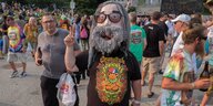 Mann mit Maske und Grateful Dead T-Shirt