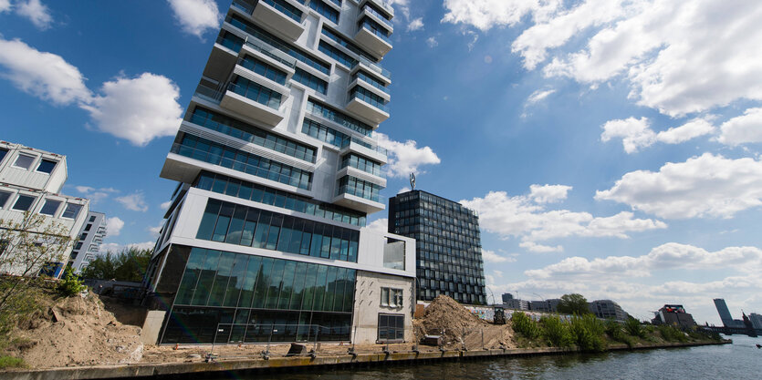 Ein futuristisches Wohnhaus mit viel Glas