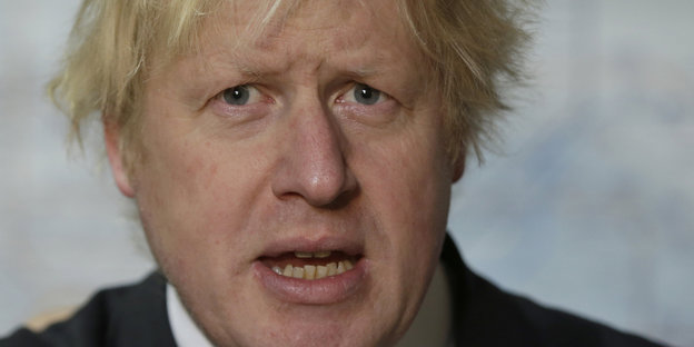 Boris Johnson mit zerzaustem Haar und leicht gehetztem Gesichtsausdruck