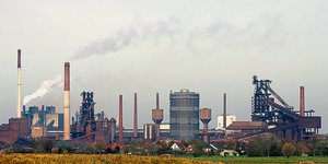 Schornsteine des Bremer Stahlwerks stoßen Rauch aus.