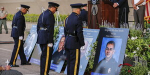 Mitglieder der US-Ehrengarde stellen Porträts der getöteten Polizisten in Dallas auf