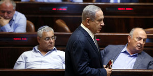 Netanjahu geht an Abgeordneten vorbei