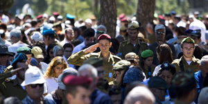 Ein israelischer Soldat salutiert am Gedenktag für gefallene Soldaten und Terroropfer am Mount Herzl Militärfriedhof in Jerusalem