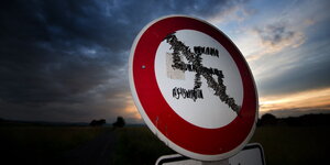 Auf ein „Durchfahrt verboten“-Schild in Sachsen wurde ein durchgestrichenes Hakenkreuz gemalt