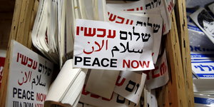 Aufkleber mit dem Logo von Peace Now, einer israelischen NGO