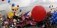 Bei einer Demonstration gegen Chinas Gebietsansprüche auf das Südchinesische Meer lassen Philippinos Ballons steigen