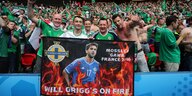 Nordirische Fans halten eine Will-Griggs-Fahne