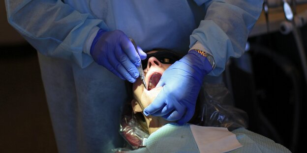 Eine Behandlung beim Zahnarzt