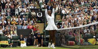 Serena Williams reckt nach ihrem gewonnenen Wimbledon-Halbfinale ihre Faust in die Luft