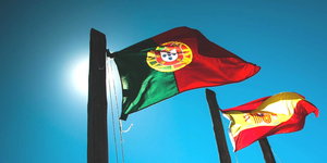 Portugiesische und spanische Flagge im Gegenlicht