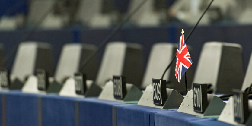 Eine eintige britische Flagge steckt an einem Sitz im leeren EU-Parlament in Straßburg